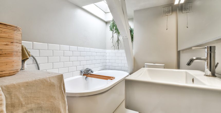 Beautiful bathroom with a big bathtub and white walls